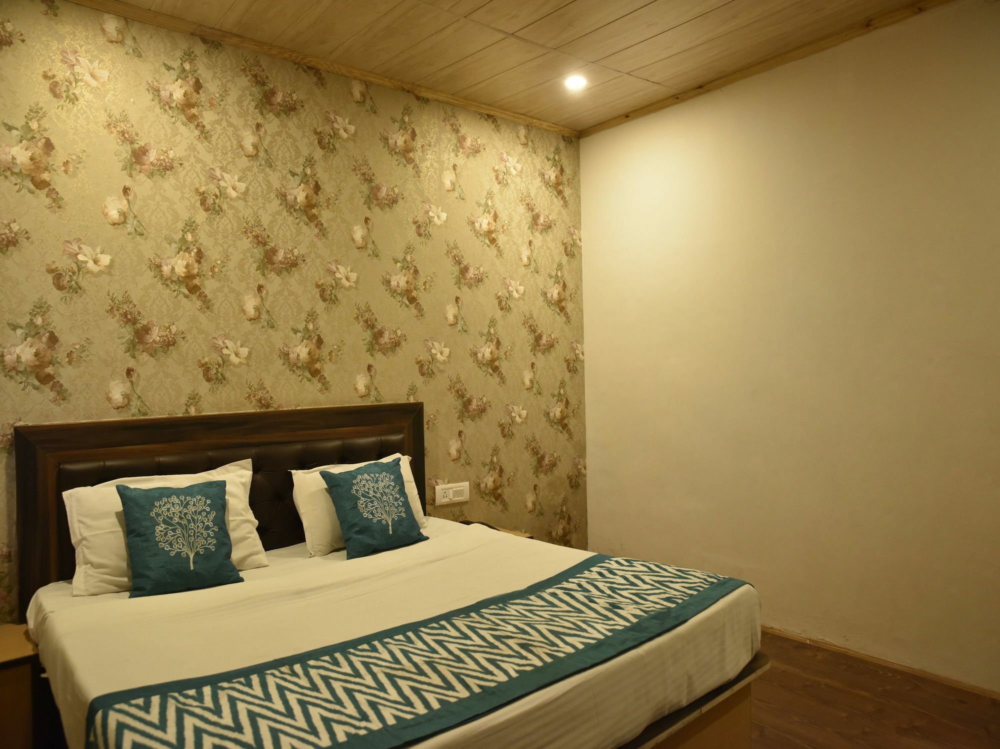 Oyo 8917 Hotel Crystal Palace ชิมลา ภายนอก รูปภาพ